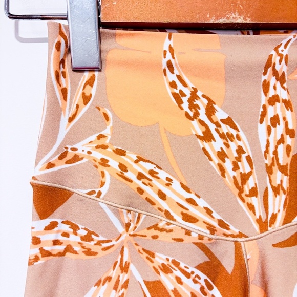 AERIE Beige bike shorts with leaf pattern - Picture 3 of 9